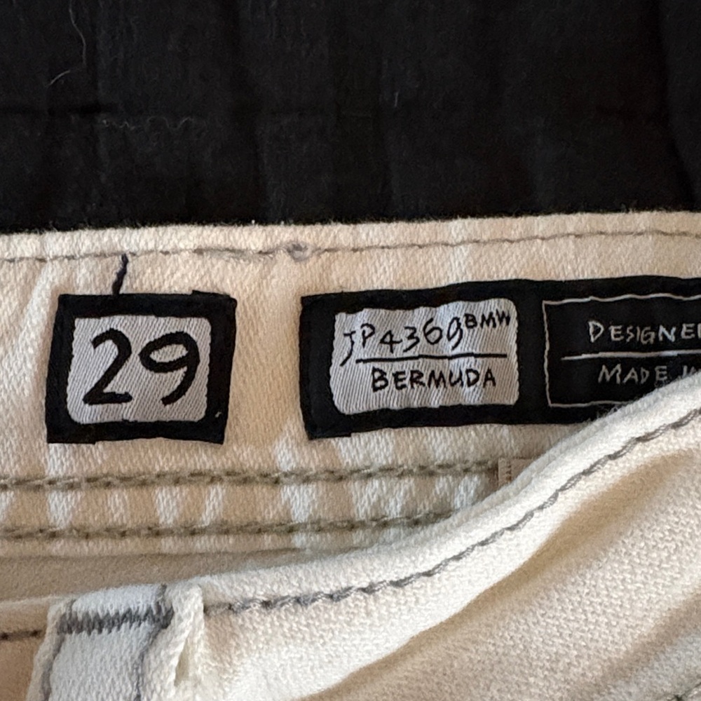 Miss Me White Shorts with Gray Embroidery Bermuda size 29 - Picture 4 of 5
